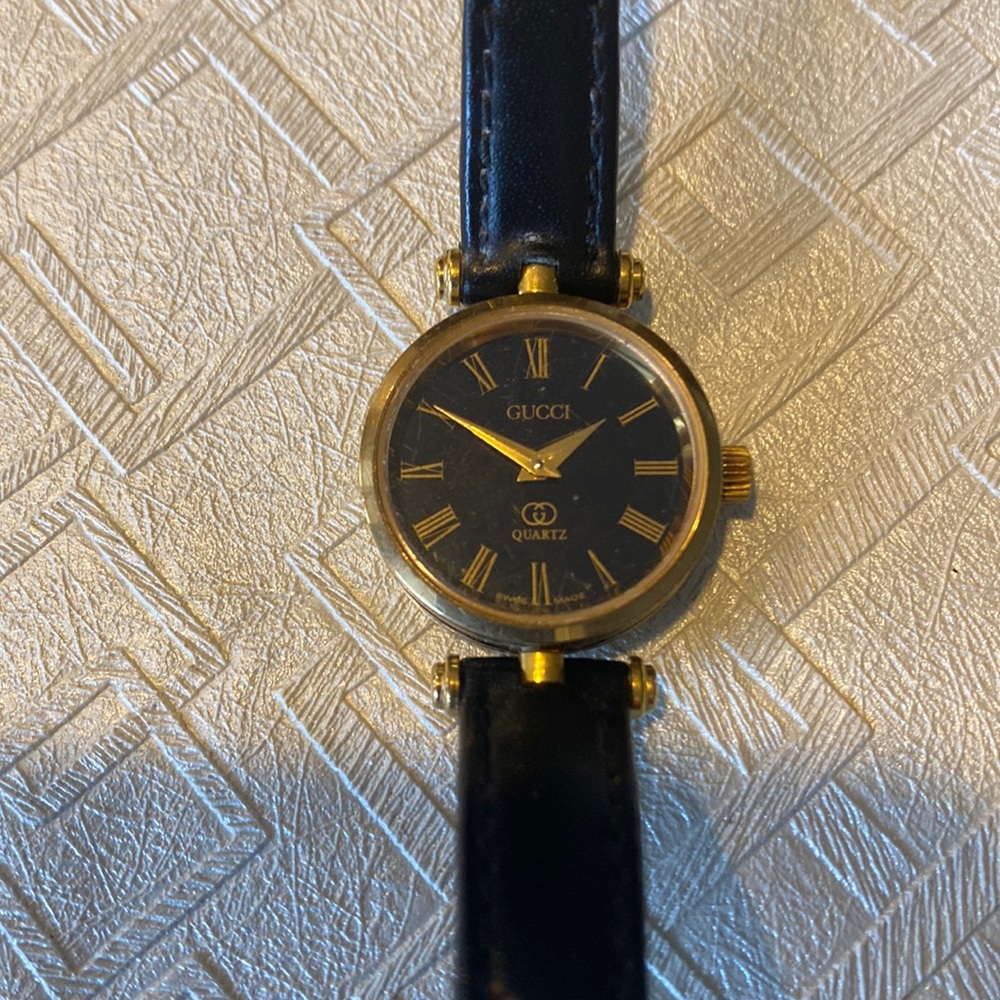 Gucci vintage (1980s) womens wrist watch with leather strap